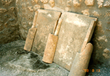 発掘された平瓦、丸瓦