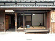 上街道に面した建物正面　開けたところ